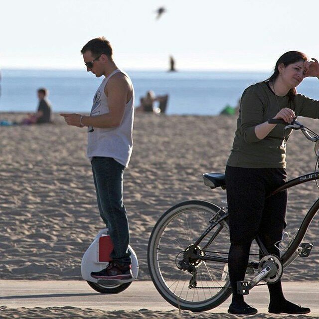 Unlike traditional vehicles, riding Airwheel electric unicycle only needs the rider to stand on it, so that the two hands are free. Then more other things can be done while riding on the unicycle. 