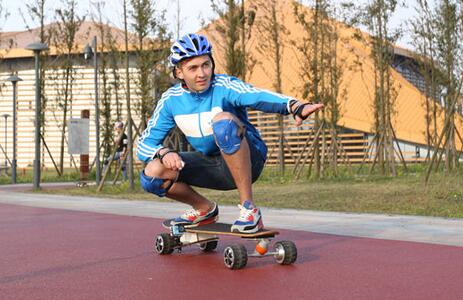 La alegría en la patineta eléctrica te permitirá olvidar los asuntos triviales y jugar plenamente.